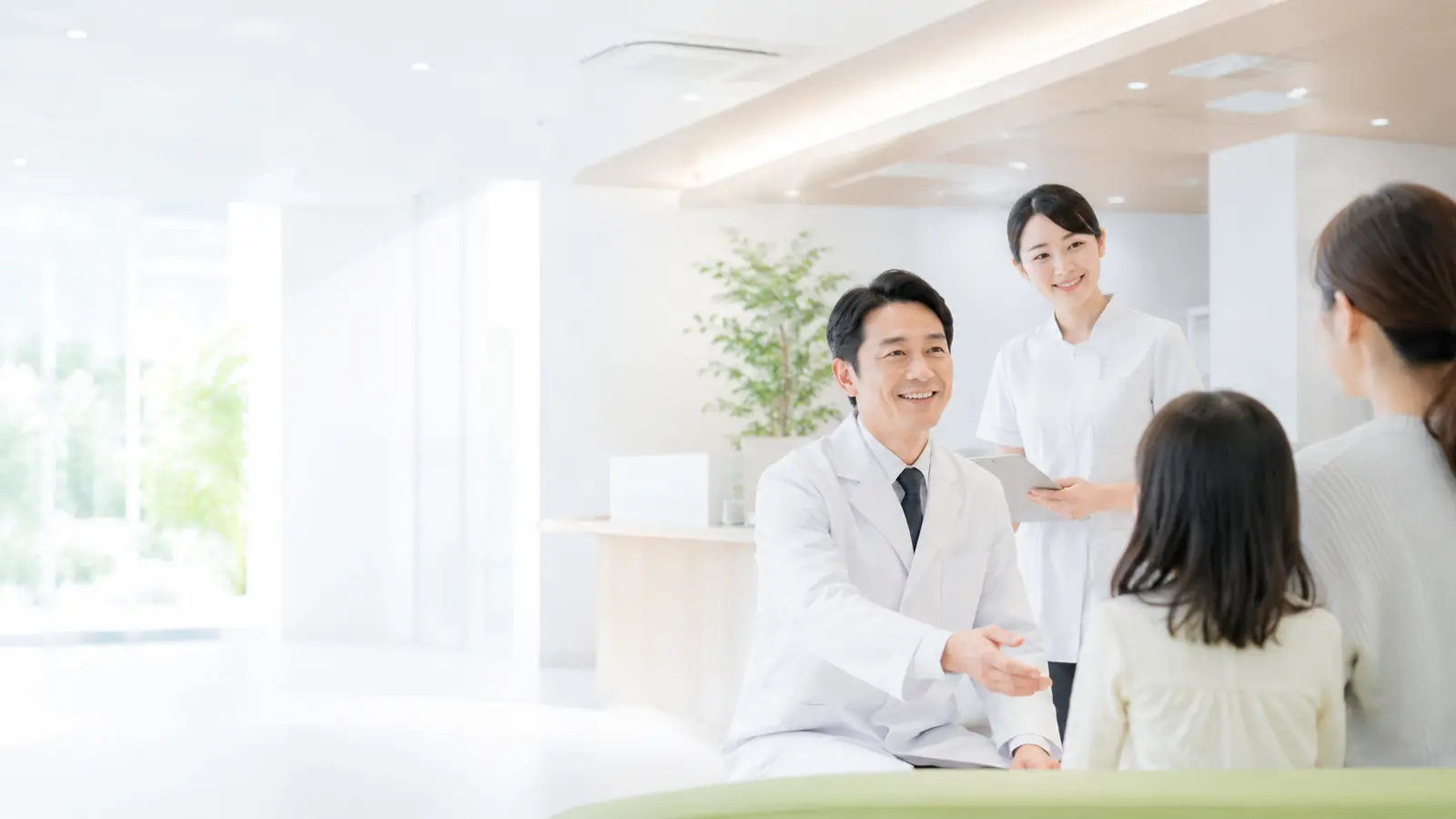 明るく清潔感のあるクリニック受付